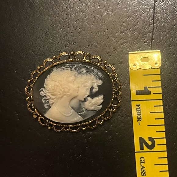 Vintage Cameo Brooch with Gold Tone Trim - Picture 4 of 5